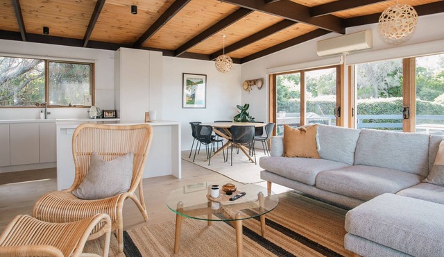 The Deck Shoreham - Take a short 800-meter walk to the beach, and park your car. in Shoreham