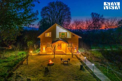 The Dewan Bagh - Ganderbal by StayVista - 4BHK Pet-Friendly Villa with Garden in Srinagar