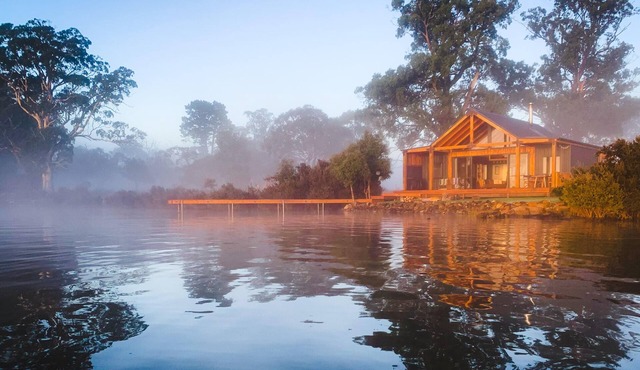 The Doctor‘s - Luxury lakefront container chalet