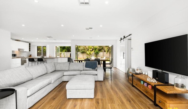 The Esplanade Indented Heads- Beach front, Luxury, Sleeps 8, Spacious, Aircon, Heating,