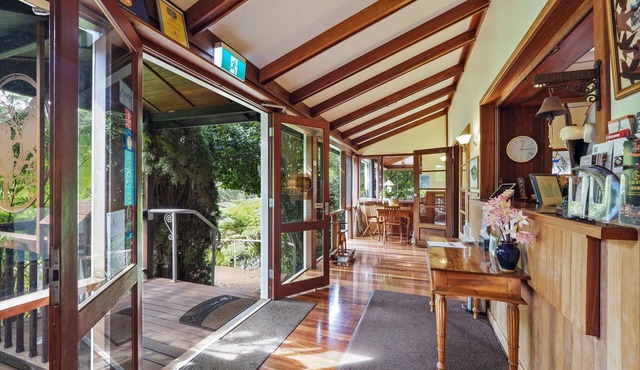 The Forest Lodge Homestead Cottage with Lake view, Romantic Stay
