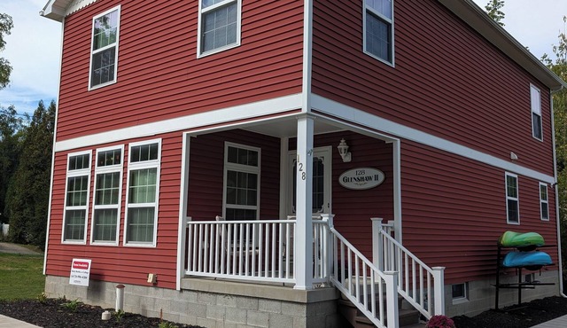 The Glenshaw- Spacious 5 bedroom home on Lakeside Edinboro in Edinboro