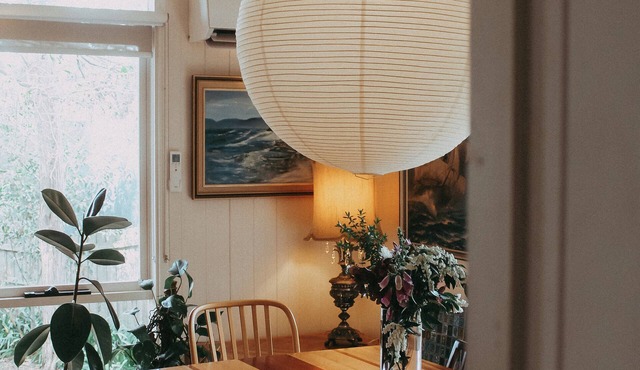 The Good Place: cute cottage with lush garden. Walk to cafes, brewery & shops.