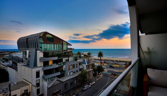 The Halo Port Melbourne Bay and City Views