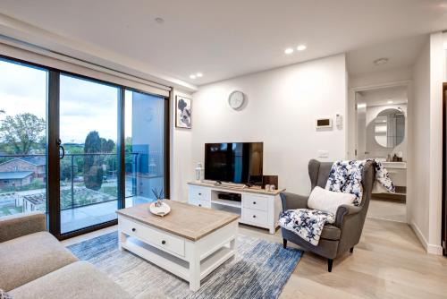 The Hamptons -Coastal Luxe Dual Suite - 2 Bed 2 Bath, Rooftop Pool & Free Parking
