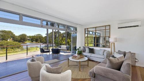 The Lake House - Serene Lakeside Setting