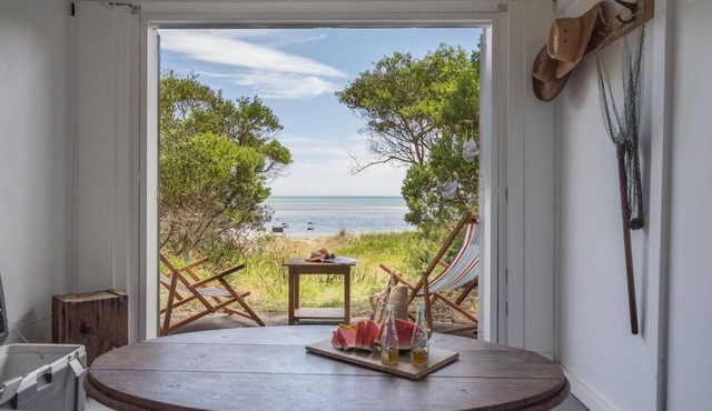 The Leaning Tree - Little blue beach house and beach-box on the bay in Capel Sound