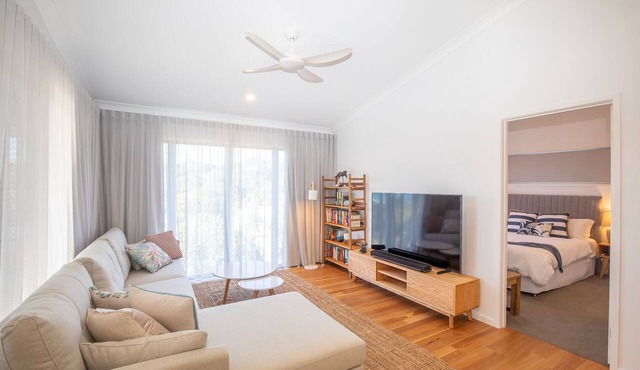 The Lookout Beach House - Gorgeous renovated 2 level home with spectacular ocean views
