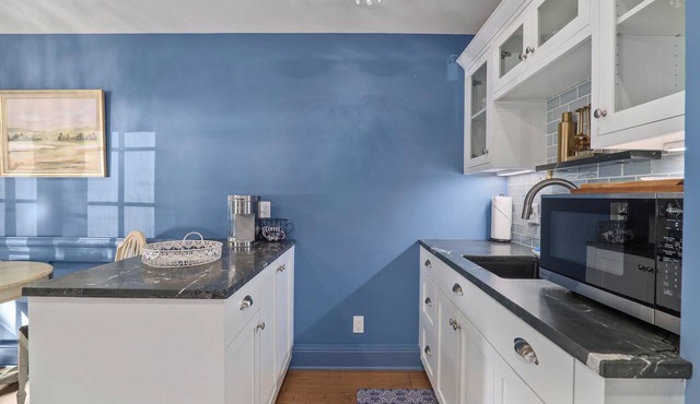 The Monarch - Studio in Downtown Jacksonville with Luxury Bath + Private Parking in Jacksonville