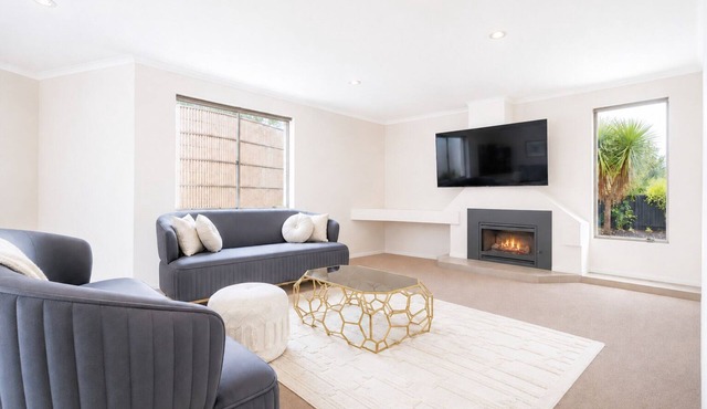 The Moondah Manor A Poolside Family Retreat