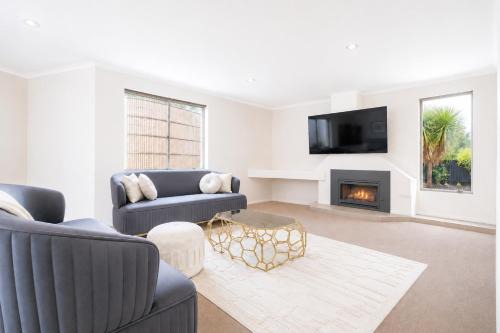 'The Moondah Manor' A Poolside Family Retreat