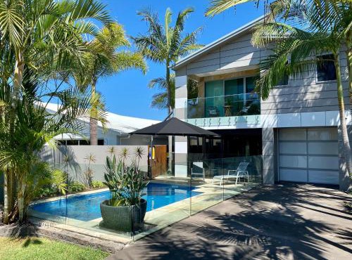 The Palm - Beachside Home with Heated Pool, Cinema & Games Room