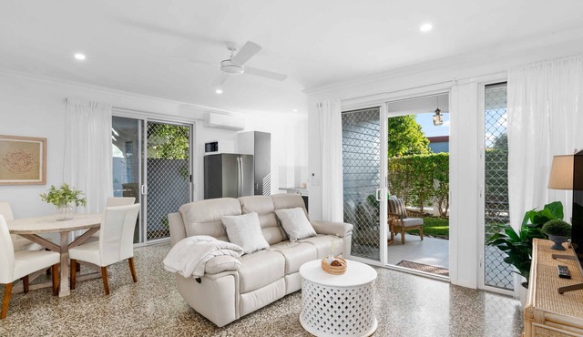 The Palm Home /secure courtyard & pet friendly