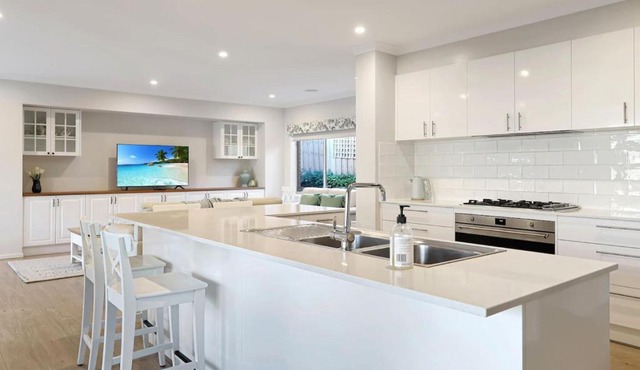 The panorama retreat- sleeps 12, aircon, brand new, great multifamily stay, beach, wineries, golf