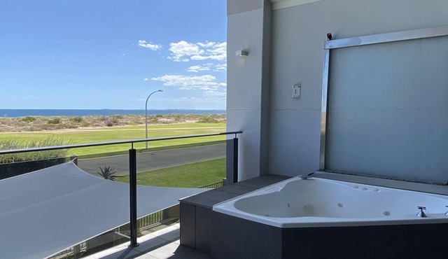 The Pearl: 3 BR, 2 BA Apartment in Jurien Bay, Sleeps 6