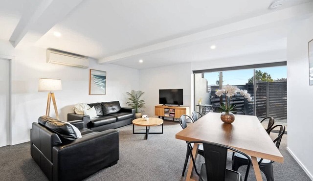 "The Retreat" with car park 10 min to CBD/Airport.
