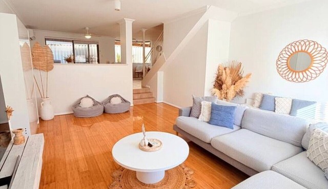 The Scarborough Beach House - 500m from the Beach