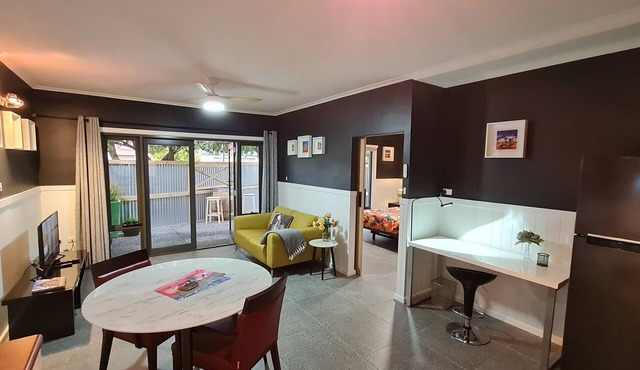 The Settler - Stylish One Bedroom Living