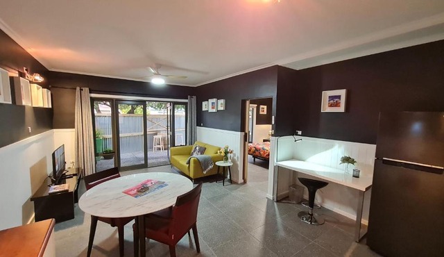 The Settler - Stylish One Bedroom Living with Private Courtyard