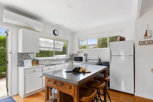 The Shack- Walk to beach, sleeping 4, fireplace, pet friendly!