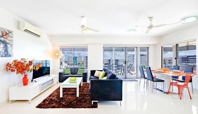 'The Smith' A Vibrant Poolside Balcony Haven