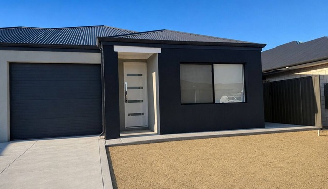 The Summit Haven – Modern 4-Bed Home Near Train, Perth CBD and Rockingham Beach
