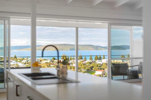 The View, Albany Holiday House