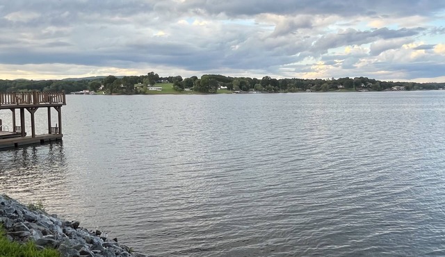 “The View” Lake Front Cottage w/Hot tub in Conover