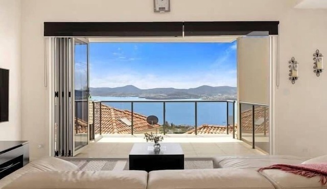 "The View" Luxury home 5 bed/3 bath 3km to Casino.
