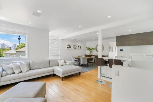 The Villa on Anglesea in Auckland