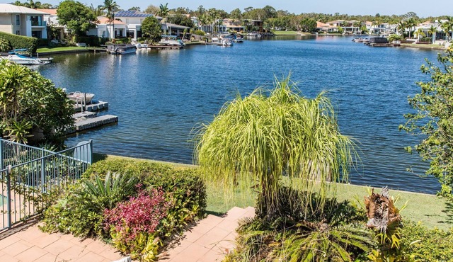 The Waterfront - 4-bedroom waterfront home + pool