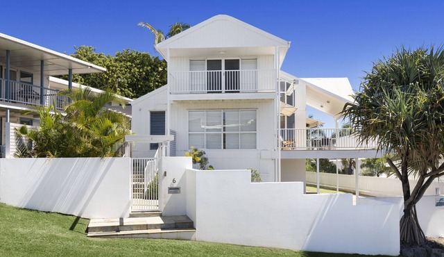 The White House - Spectacular Ocean Views, Central Coolum & WiFi