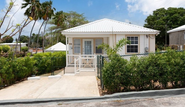 The White Villa - Modern Family Friendly 2 Bedroom Villa in Prime Location in Bridgetown