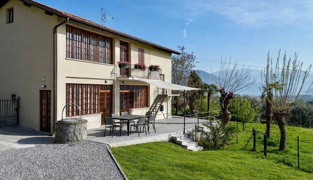 ThreeZeroThree House With Private Garden in Colombaro