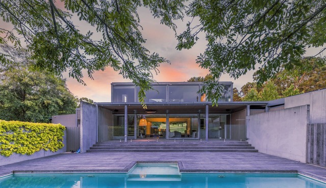 Thule Country Estate | Sleeps 12 | Private Lake, Pool & Farm | 45 mins Melbourne