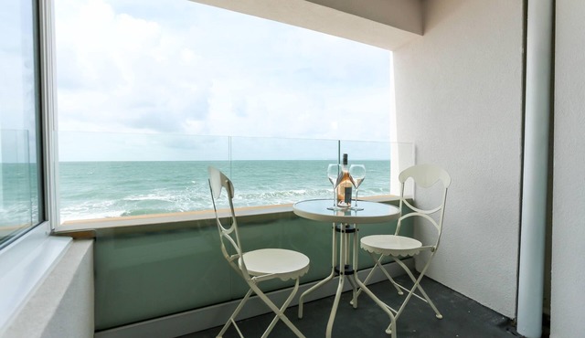 Tides - Beach Front Apartment in Bracklesham Bay in Chichester