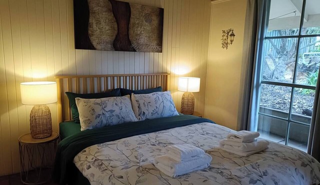 TimberLoo Cottage 4 (1 Queen Bed) SPA & Wood Stove