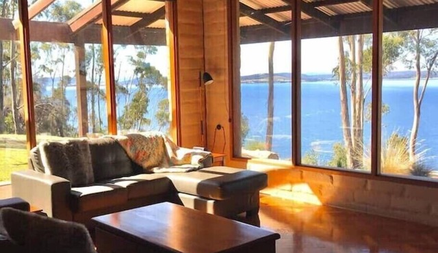 Tinderbox Cliff House Waterside 25mins to City.