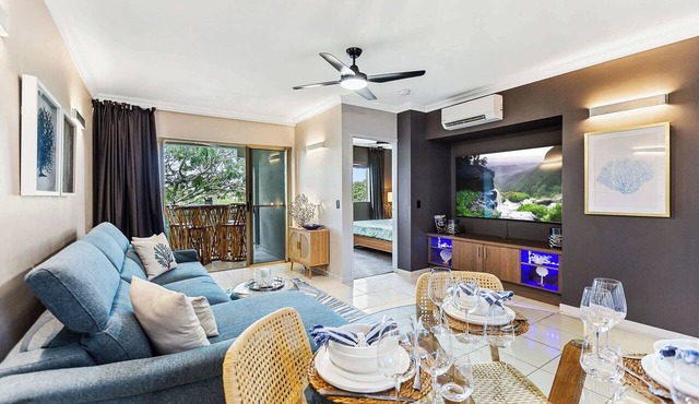 Top-Floor Apartment with Mountain Views & Resort Pool