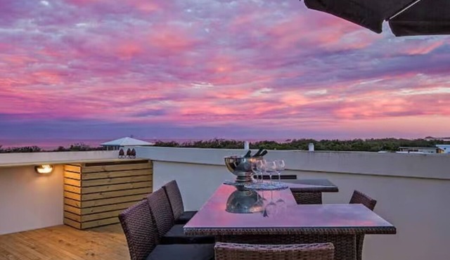 Top-floor beachside apartment with 360deg views in Casuarina