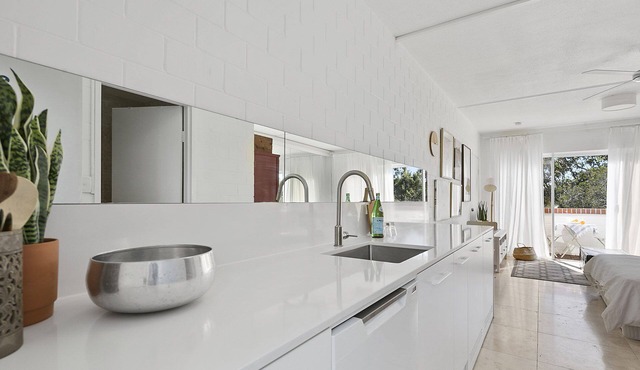 Top floor studio - The Perfect Couples Retreat. Walk to beach.