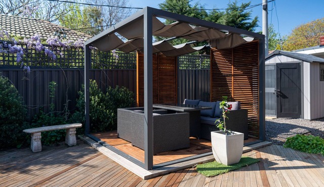 Touch of Luxury all to yourself - Close to City, Cafe, Parliament house