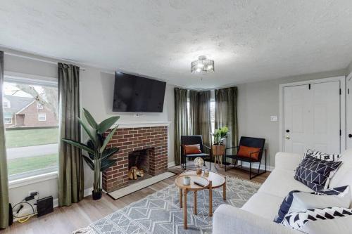 Touchdown Bungalow-Charming HOF Village Home in Canton