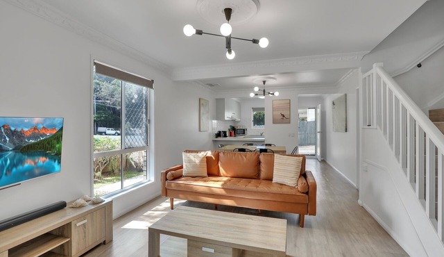 Townhouse - High Speed NBN and walk to everything