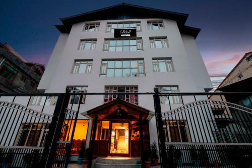 Townhouse Oak Rajbagh in Srinagar