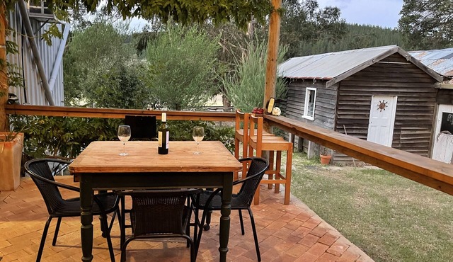 Trails! Views! Serenity! Family & pet friendly cottage, 5 minutes from town!