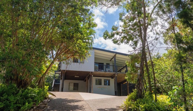 Tree & Sea - huge dual living, sleeps 11 in Point Lookout