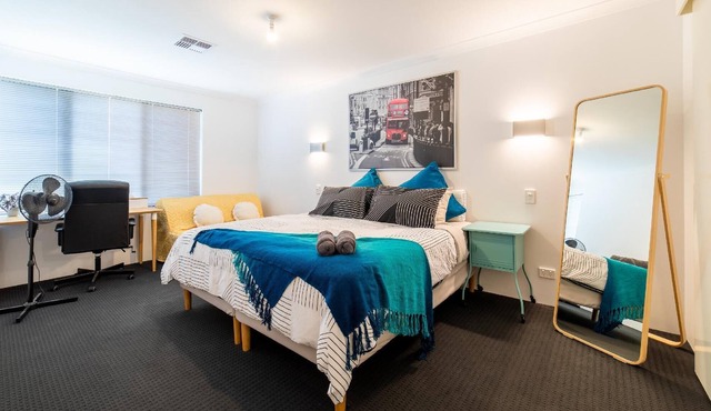 Treeby's Finest Family Home - 4 BDR 2BTH