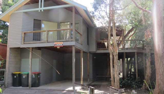 TREEHOUSE - ARAKOON LARGE FAMILY HOME in Arakoon
