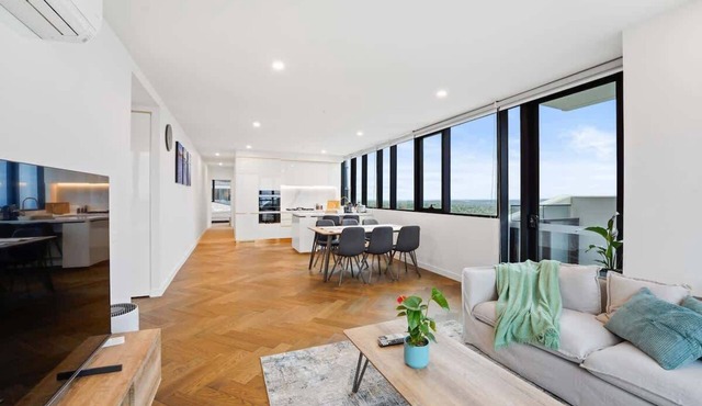 Trio Box Hill - Lux 3BR Penthouse Beauty w parking